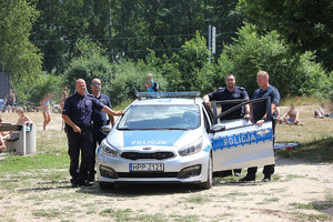 Na zdjęciu widać policjantów przy radiowozie.