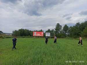 Na zdjęciu widać policjantów i strażaków w trakcie poszukiwania zaginionego chłopca.