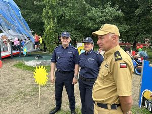 Na zdjęciu widać Panią Komendat żorskiej Policji, przedstawiciela Komendy Wojewódzkiej Policji w Katowicach oraz Komendanta Straży Pożarnej. W tle plac zabaw.