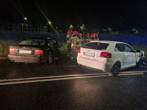 Na zdjęciu widać samochód bmw uszkodzony w wyniku kolizji.