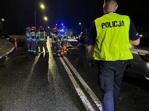 Na zdjęciu widać policjanta ubranego w kamizelkę odblaskową na miejscu zdarzenia.