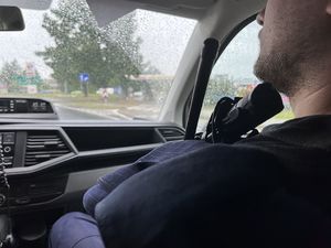 Na zdjęciu widać policjanta w radiowozie.