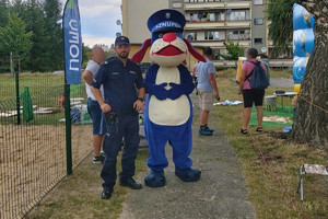 Na zdjęciu widać policjanta na zdjęciu ze Sznupkiem.