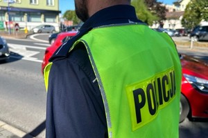 Na zdjęciu widać policjanta w kamizelce odblaskowej