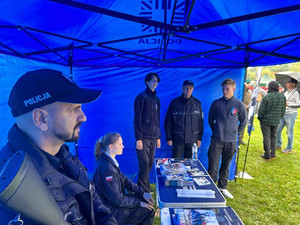 Na zdjęciu widać policjanta oraz uczniów klasy o profilu policyjnym.