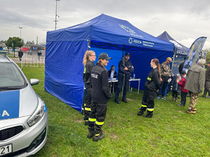 Na zdjęciu widać radiowóz oraz namiot żorskiej Policji.