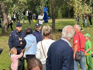 Na zdjęciu widać policjantów przed promocyjnym stanowiskiem w trakcie parafialnego pikniku.