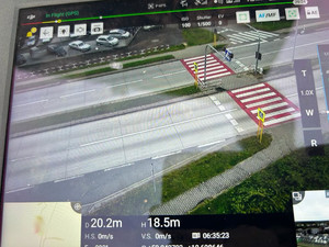 Na zdjęciu widać przejście dla pieszych, widok z drona.