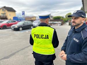 Na zdjęciu widać policjantów w rejonie żorskiego cmentarza.