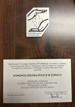 Na zdjęciu widać odznaczenie otrzymane przez Komendanta Miejskiego Policji w Żorach.