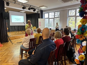 Na zdjęciu widać uczestników konferencji. Wśród nich siedzi żorski policjant.