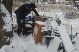 Na zdjęciu widać policjanta, który przeszukuje miejsce, w którym mogą się grupować osoby bezdomne.