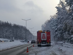 Na zdjęciu widać miejsce zdarzenia drogowego, a także pojazd straży pożarnej i uszkodzone w wyniku zdarzenia pojazdy.