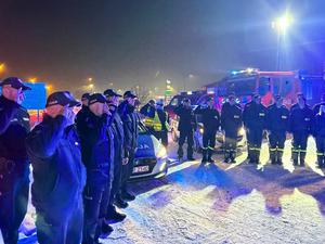 Na zdjęciu widać policjantów i strażaków oddających hołd poległym policjantom w Wrocławia. W tle widać muzeum ognia.