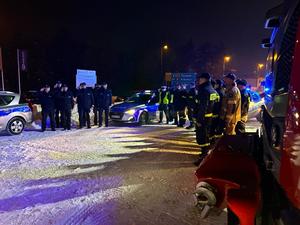 Na zdjęciu widać policjantów i strażaków oddających hołd poległym policjantom.