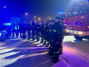 Na zdjęciu widać strażaków i policjantów oddających honor poległym policjantom w Wrocławia.