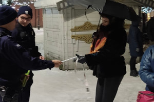 Na zdjęciach widać policjantów rozdających elementy odblaskowe kobiecie w czarnym kapeluszu.