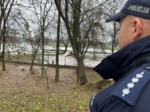 Na zdjęciu widać policjanta w Parku Cegielnia.