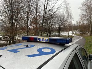 Na zdjęciu widać policjanta w Parku Cegielnia, w rejonie wybiegu dla zwierząt.