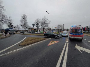 Na zdjęciu widać miejsce wypadku z udziałem rowerzysty i mercedesa.