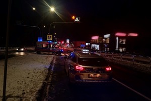 Na zdjęciu widać miejsce wypadku drogowego z udziałem pieszej.