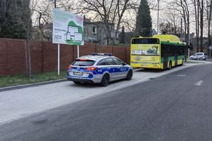 Na zdjęciu widać radiowóz oraz autobus komunikacji miejskiej.