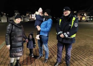 Na zdjęciu widać policjanta oraz mieszkańców na płycie żorskiego Rynku.