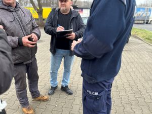 Na zdjęciu widać policjantów oraz pracownika MOPS.