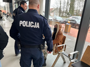 Na zdjęciu widać policjantów kontrolujących centrum przesiadkowe.