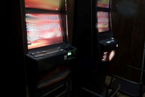 Na zdjęciu widać dwa automaty do gier.