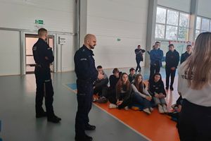 Na zdjęciu widać policjantów oraz uczniów podczas spotkania z młodzieżą.