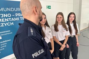 Na zdjęciu widać policjanta oraz uczennice klasy o profilu policyjnym.