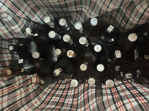 Na zdjęciu widać torbę wypełnioną butelkami z alkoholem.