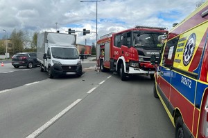 Na zdjęciu widać miejsce zdarzenia oraz pracujące służby ratownicze.