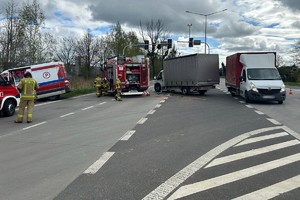 Na zdjęciu widać miejsce zdarzenia, w tym uszkodzone dwa pojazdy.