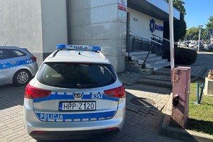Na zdjęciu widać policyjny radiowóz przed budynkiem żorskiej komendy Policji.