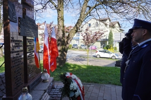 Na zdjęciu widać policjantów oddających hołd przed pomnikiem.