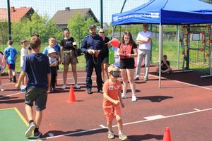 Na zdjęciu widać policjanta w trakcie przeprowadzanych konkurencji sportowych.