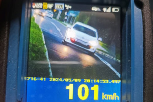Na zdjęciu widać pomiar prędkości widoczny na wyświetlaczu miernika prędkości.