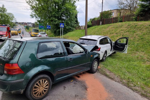 Na zdjęciu widać miejsce wypadku drogowego. W tle widać autolawety i pojazd strażacki.