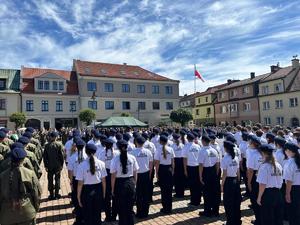 Na zdjęciu widać uczniów ustawionych szeregami na płycie żorskiego Rynku.