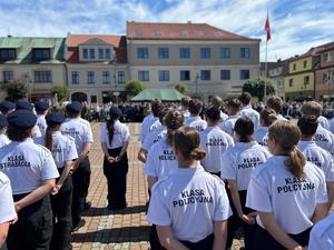 Na zdjęciu widać uczniów stojących na żorskim Rynku, ubranych w koszulki z napisem specjalizacji, w których się kształcą.