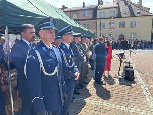 Na zdjęciu widać gości honorowych, w tym policjantów biorących udział w uroczystości.