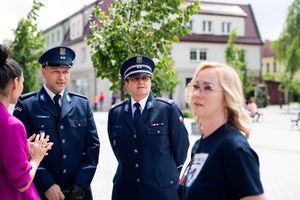 Na zdjęciu widać Panią Komendant, policjanta oraz organizatorów akcji.