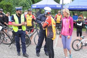 Na zdjęciu widać policjantów oraz uczestników spotkania.