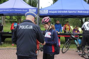 Na zdjęciu widać policjanta oraz rowerzystkę w kasku.