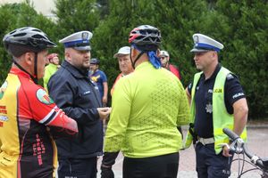 Na zdjęciu widać policjantów oraz kolarzy.