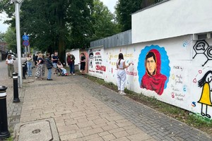 Na zdjęciu widać murale powstałe na ogrodzeniu przy żorskiej Policji.