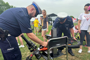 Na zdjęciu widać policjantów podczas akcji znakowania rowerów.