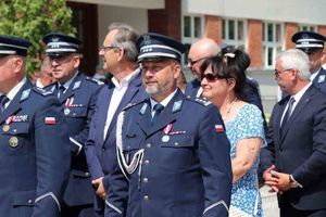 Na zdjęciu widać policjantów i zaproszonych gości podczas przemarszu.